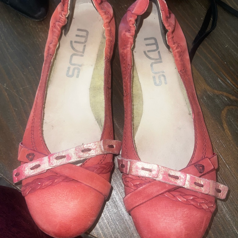 MJus Leather distressed coral flats Size 37